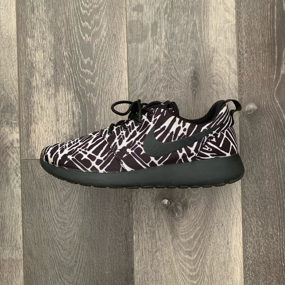 ✔️Nike Roshe One; Size W8.5